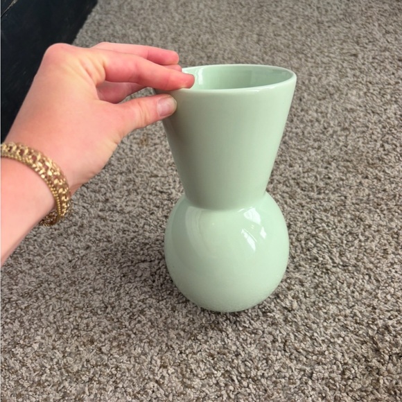 Elegant Mint Green Ceramic Vase - Picture 1 of 4